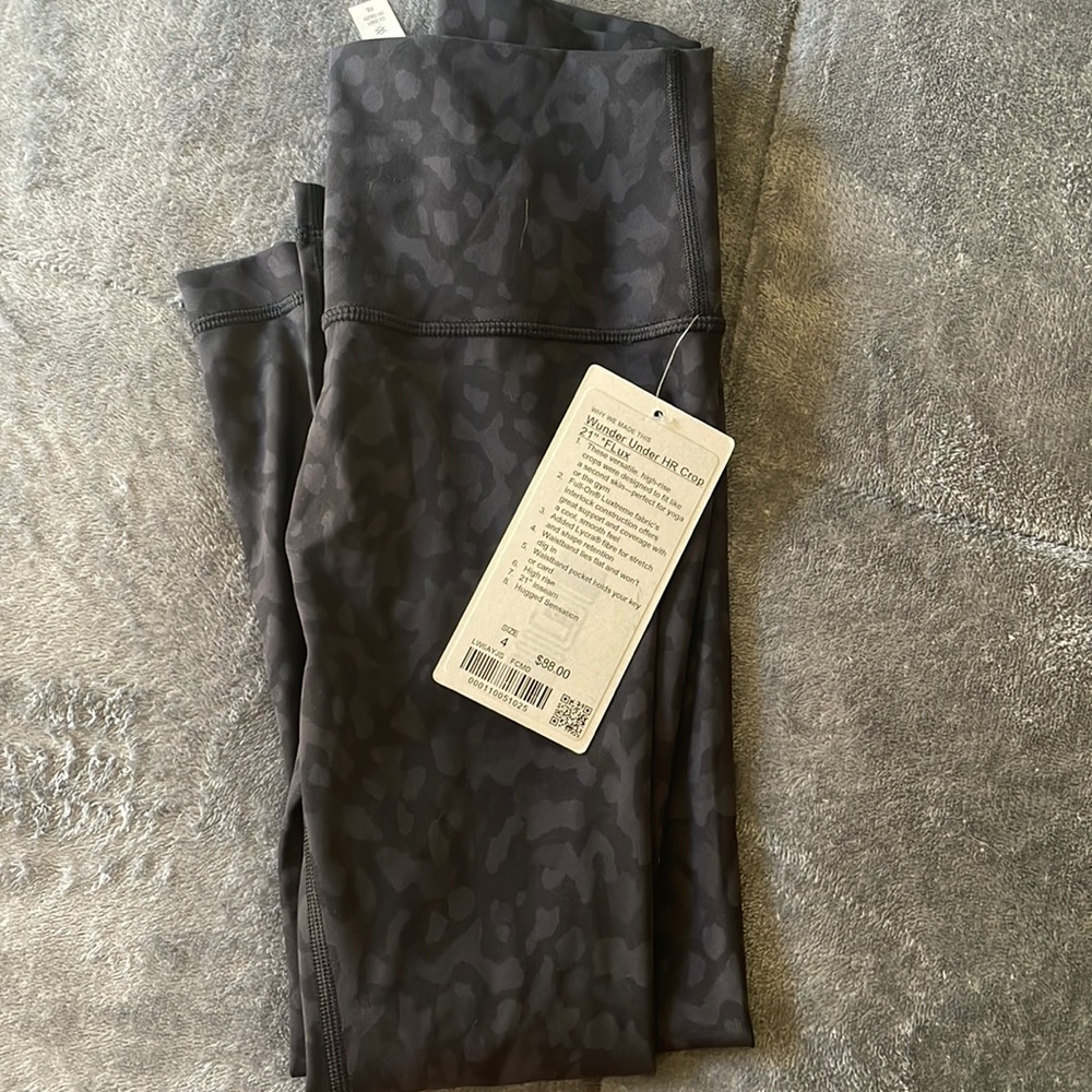 Lululemon size 4 Wunder Under HR crop 21” black leopard print leggings